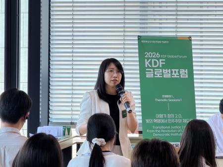 4. 廖副處長於論壇時分享台灣推動轉型正義超越單一委員會的全政府（Whole_of_Government）途徑，以及融合民間動能的公私協力模式