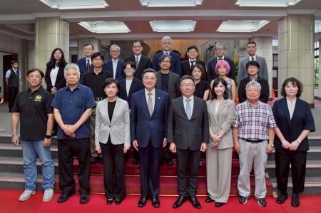 1.行政院長卓榮泰與第二屆行政院推動轉型正義會報委員合影.jpg